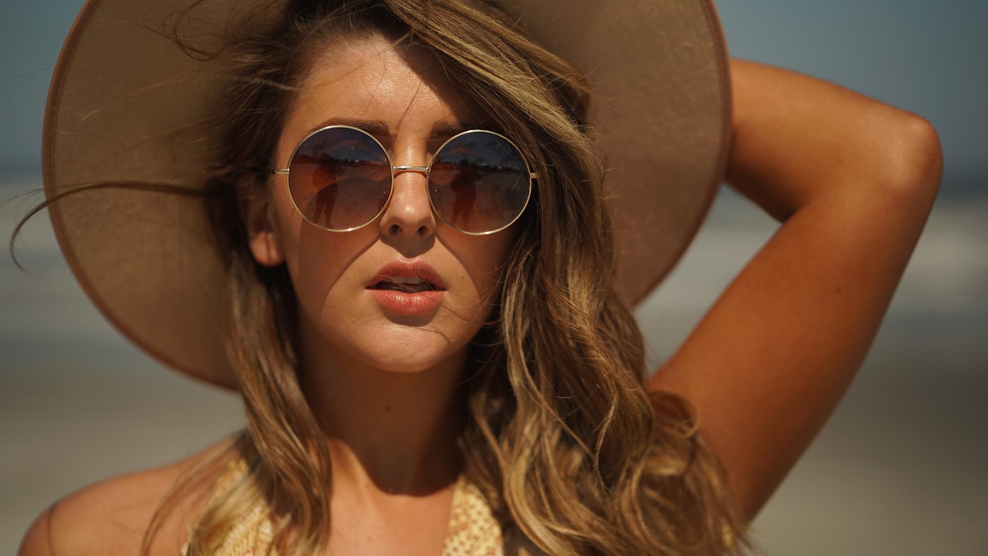 selective-focus-photo-of-woman-wearing-sun-hat-2043870 woman with hat and sunglasses